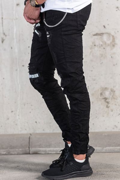 svarta streetwear-jeans med texttryck, trasig yta och kedja