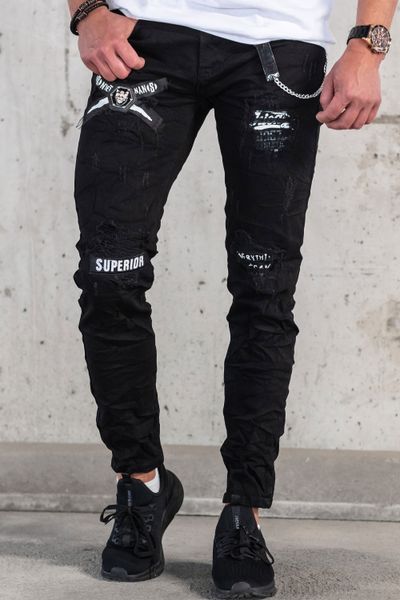svarta streetwear-jeans med texttryck, trasig yta och kedja