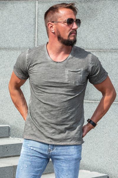 Grå stentvättad t-shirt med V-ringning och bröstficka
