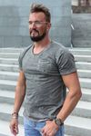 Grå stentvättad t-shirt med V-ringning och bröstficka