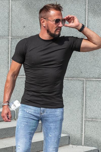 Svart t-shirt med rund halsringning