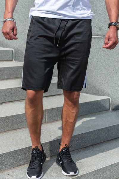 Svarta shorts med sidoremsor och dragkedjefickor