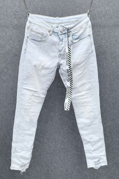 Ljusblå jeans med lätt sliten yta L32 Ljusblå jeans med lätt sliten yta L32