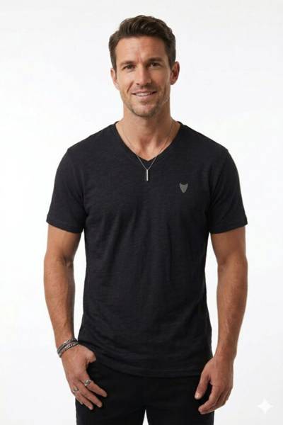 Svart t-shirt med V-ringning JERONE Svart t-shirt med V-ringning JERONE
