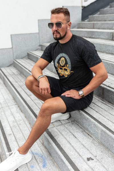 Lion svart t‑shirt med tryck i guldfolie JERONE Lion svart t‑shirt med tryck i guldfolie JERONE