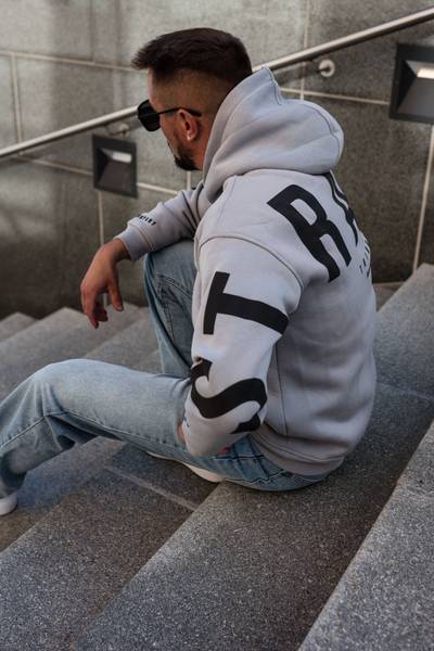 Texttryckt grå hoodie JERONE